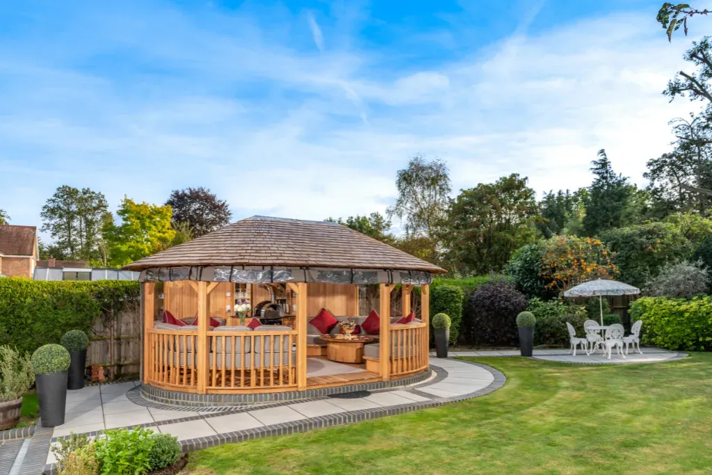 Comment entretenir votre pavillon de jardin en bois pour qu'il dure trente ans