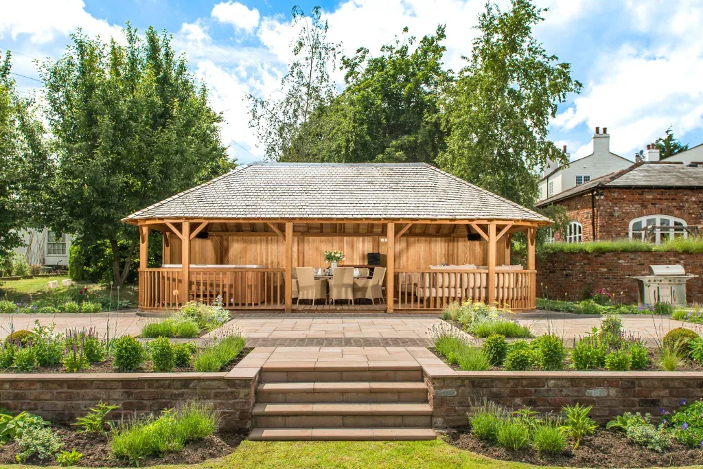 Prix d'un gazebo en bois (pavillon de jardin) : combien coûte un modèle fait pour durer ?