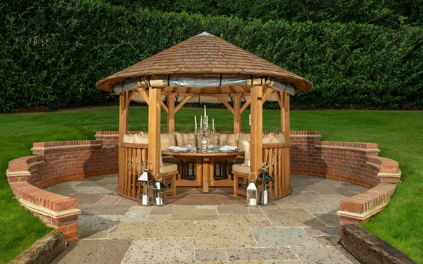 Crown Edward dans un jardin
