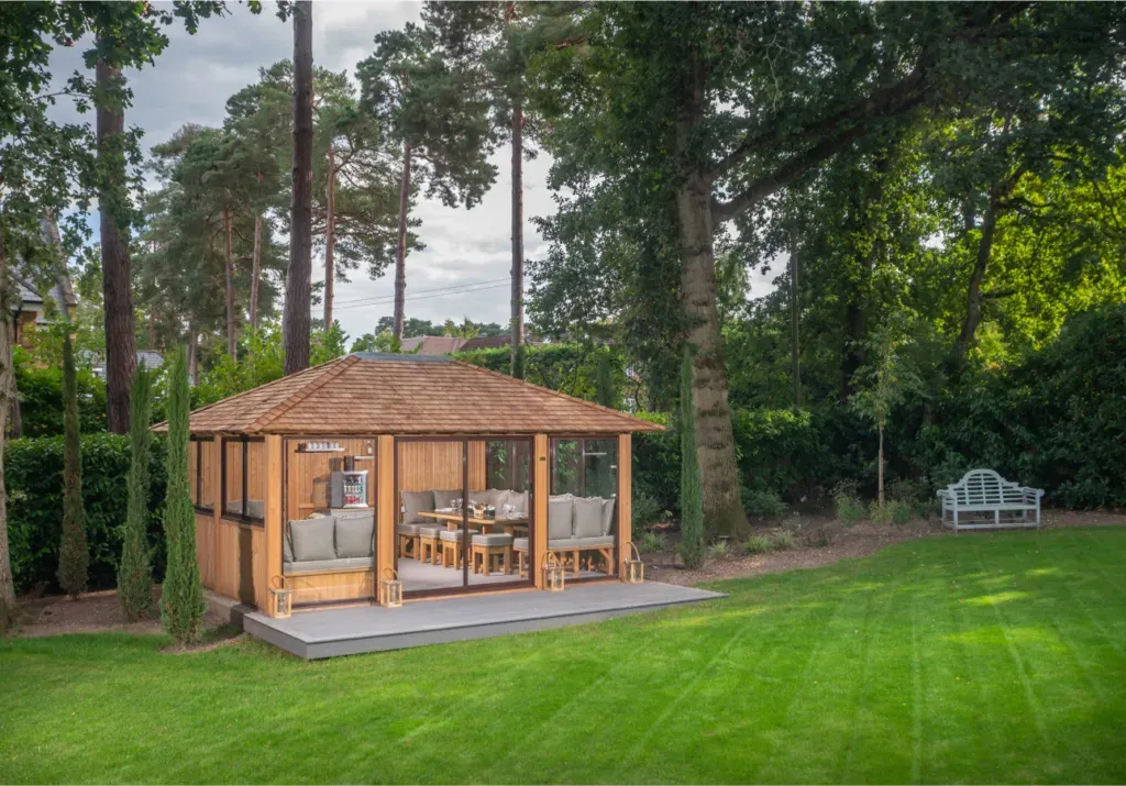 Extérieur de maison d'été dans un cadre de jardin