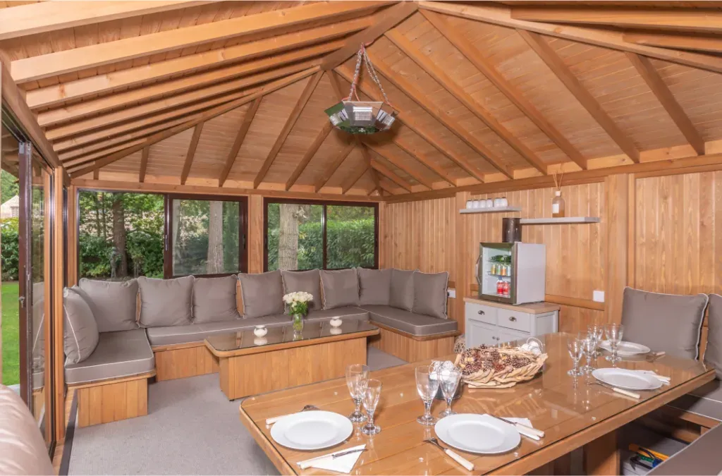 Intérieur de maison d'été avec mobilier
