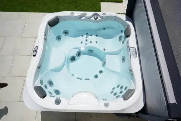 Jacuzzi hot tub