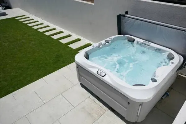 Jacuzzi hot tub