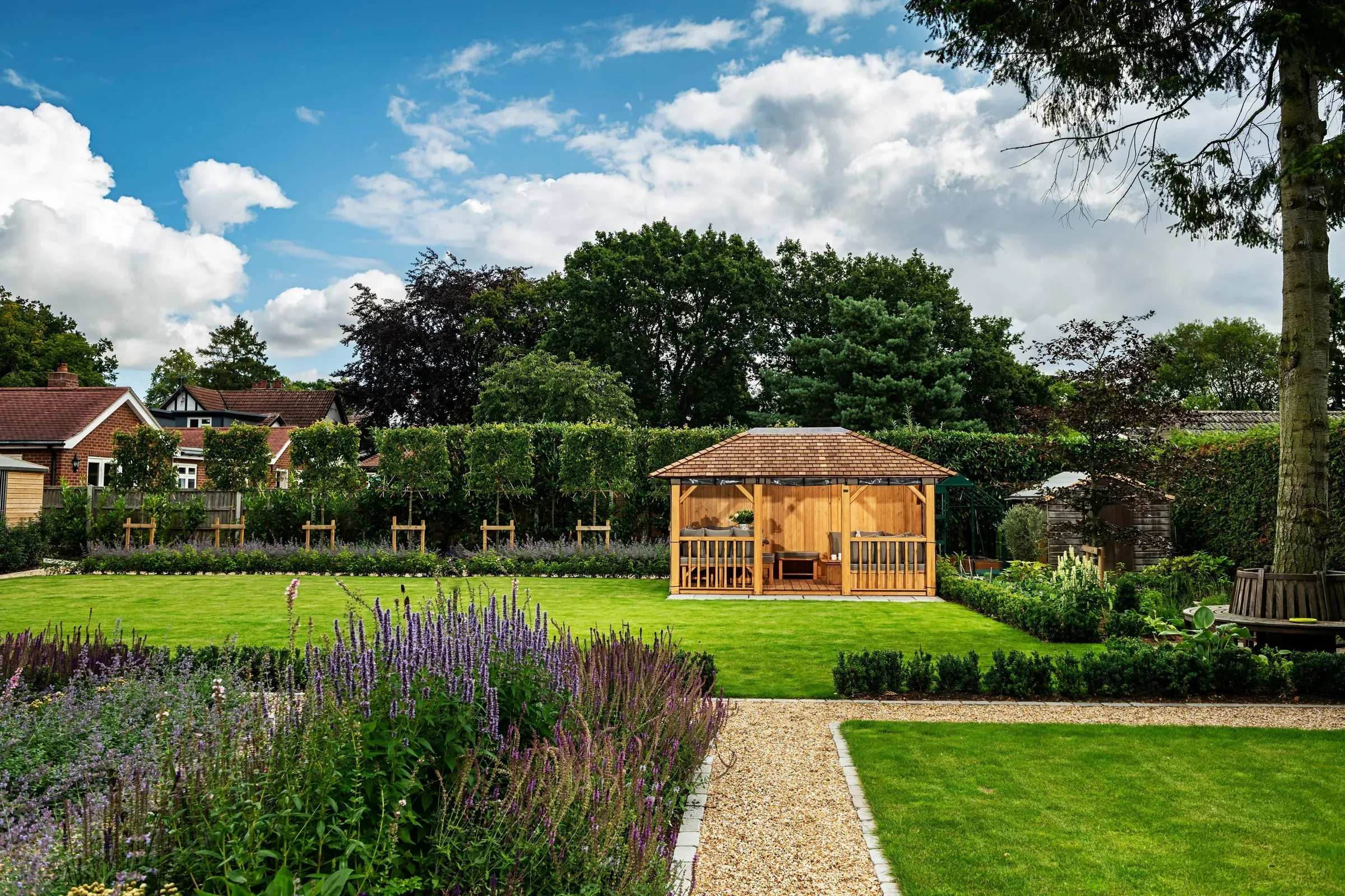Ensemble de constructions de jardin sur mesure avec spa, cuisine extérieure et garden room vitré