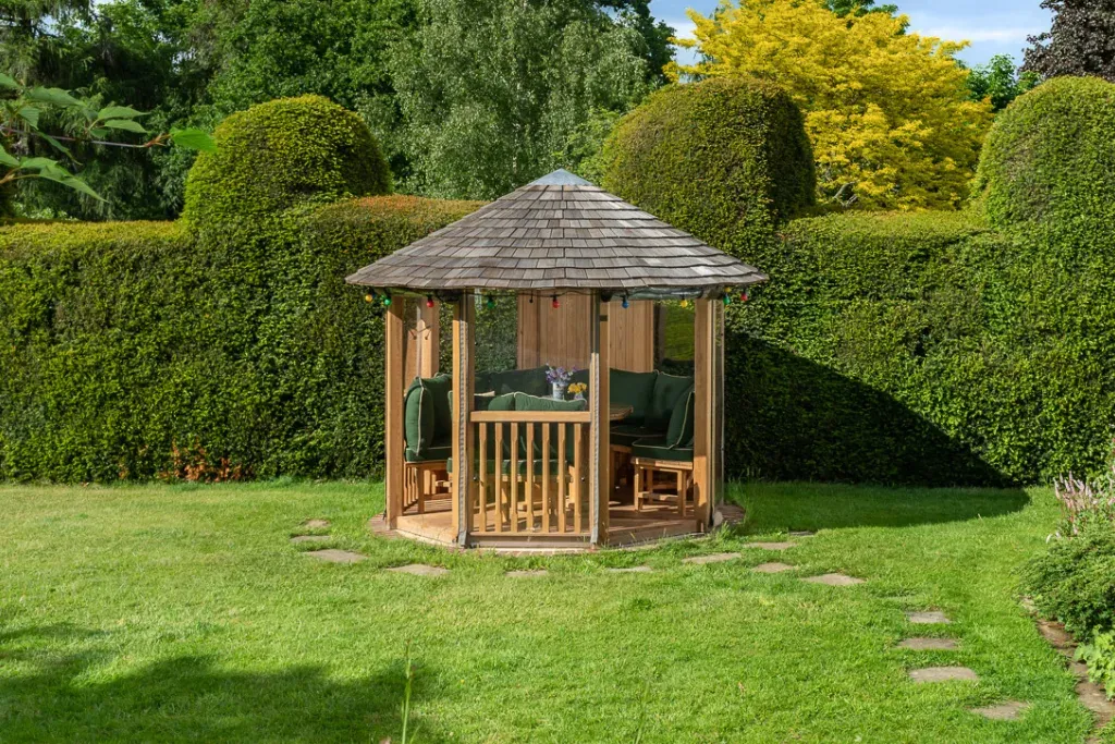Tonnelle premier prix ou gazebo en bois : que choisir pour durer ?
